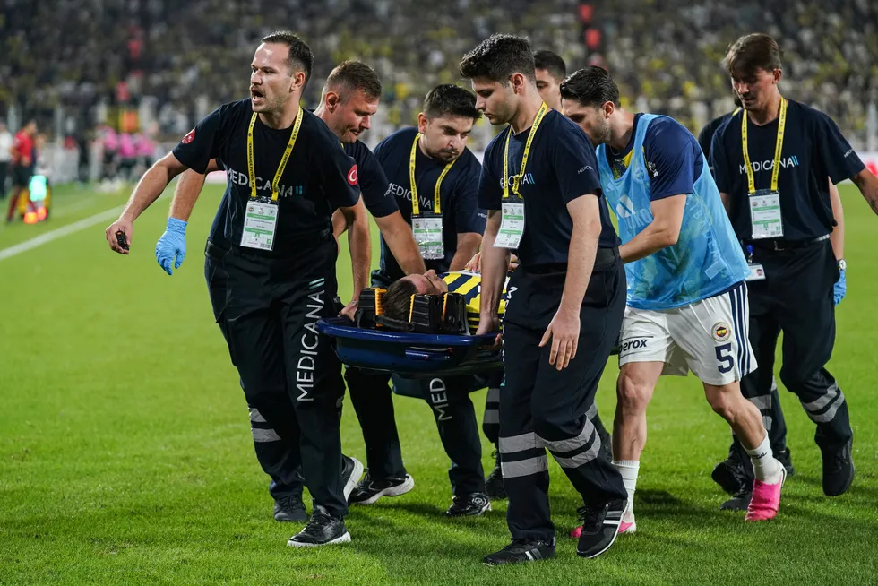 fenerbahcede-yurekler-agza-geldi-kerem-akturkoglu-sedyeyle-cikti-1787430709825.jpg Fenerbahçe'de yürekler ağza geldi! Kerem Aktürkoğlu sedyeyle çıktı - 1