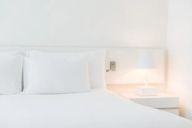 yillarca-bilmedigimiz-gercek-yatak-kenarindaki-etiketin-islevi-nedir-1712910235910.jpg Yıllarca Bilmediğimiz Gerçek! Yatak Kenarındaki Etiketin İşlevi Nedir? - 3