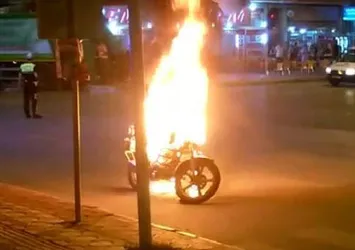 Polise kızdı, motosikletini yaktı