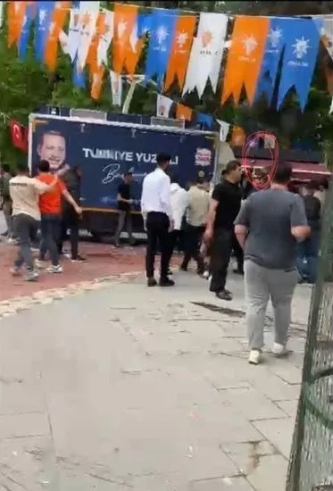 1683650033395.jpg Gaziantep'te CHP'li isimlerden AK Parti standına silahlı saldırı! 4 kişi yaralanarak hastaneye kaldırıldı - 1