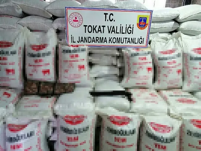 tokatta-120-bin-liralik-sahte-hayvan-yemi-ele-gecirildi-1616153921876.jpg Tokat'ta 120 bin liralık sahte hayvan yemi ele geçirildi - 1