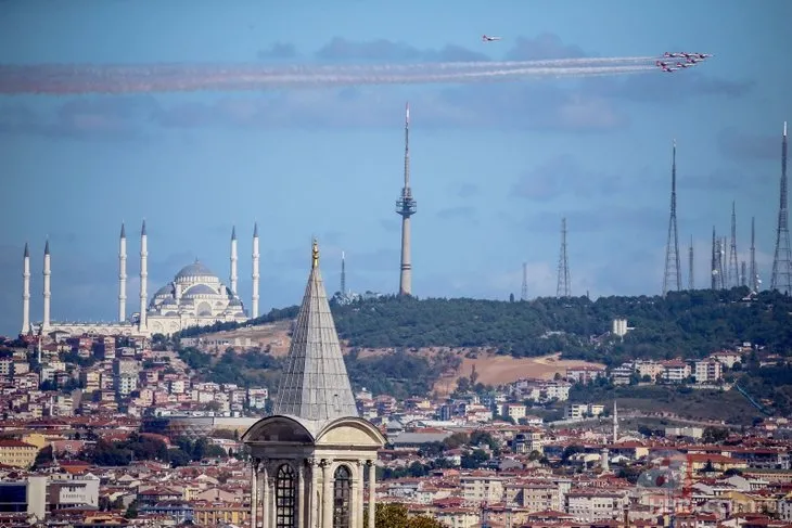 Türk Yıldızları’ndan İstanbul Boğazı’nda nefes kesen gösteri