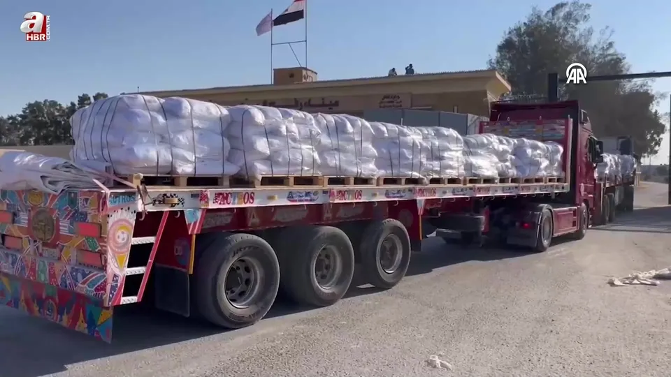 Refah Sınır Kapısı’ndan kısıtlı sayıda insani yardım yüklü TIR giriş yaptı