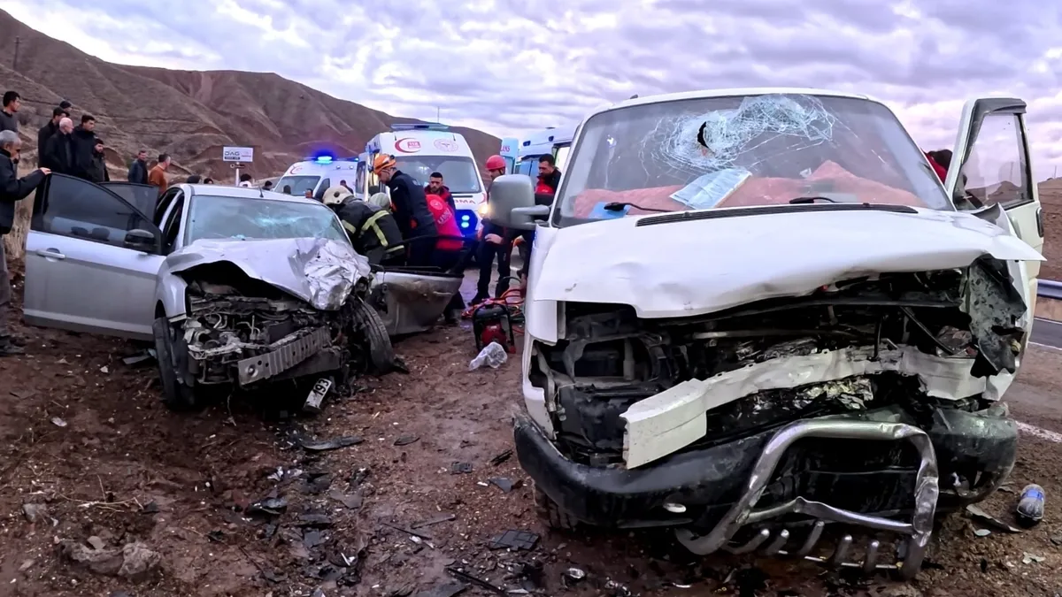 Aksaray’da facia gibi kaza! Minibüs ile otomobil kafa kafaya çarpıştı: 6 yaralı