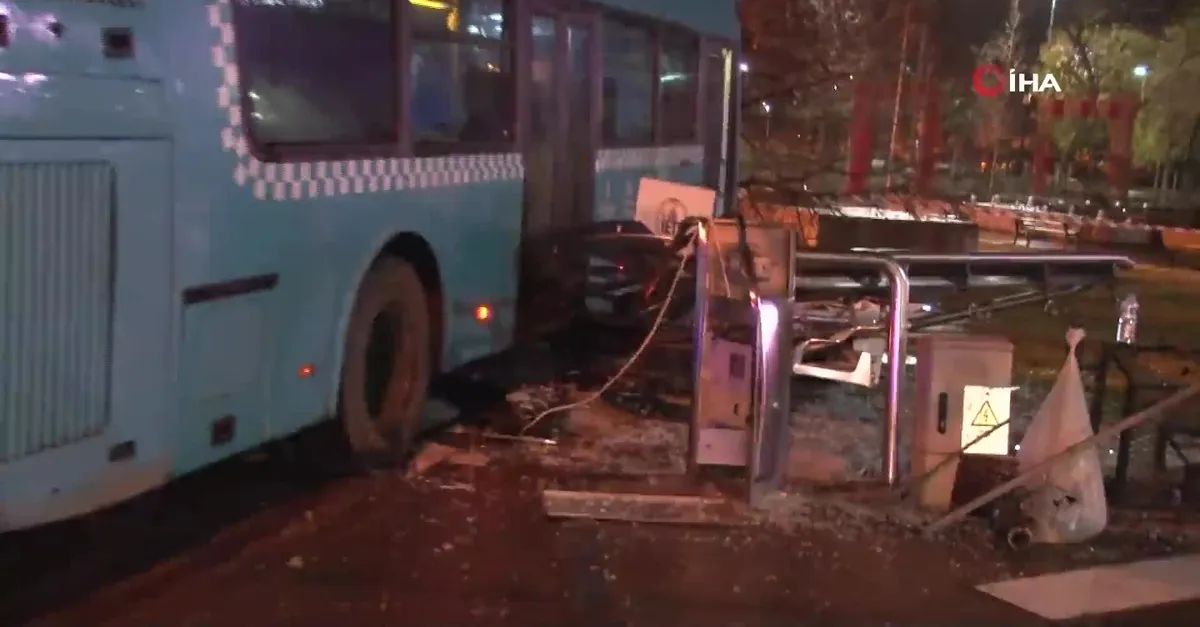 İstanbul Kartal'da halk otobüsü durağa daldı! İşte olay yerinden görüntüler
