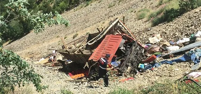 Artvin’de kamyon uçuruma yuvarlandı: 1 ölü, 8 yaralı