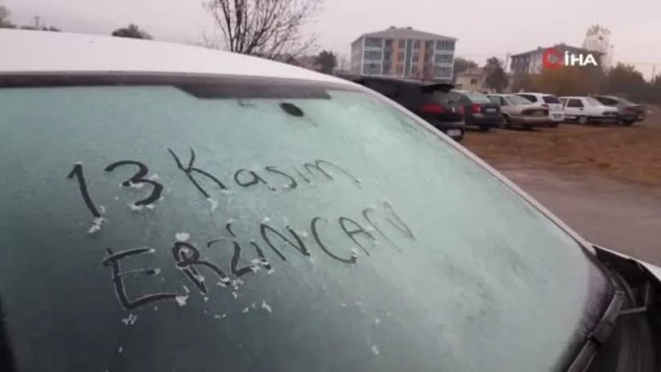 Erzincan’da araç camları buz tuttu