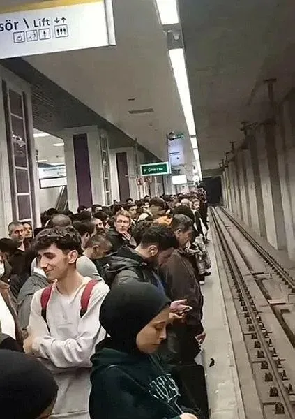 Ekrem İmamoğlu sınıfta kaldı: İstanbullunun ulaşımla imtihanı! Metro yine arıza yaptı onlarca insan mağdur oldu