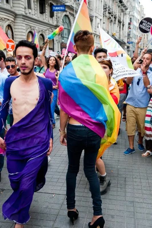 Son dakika: Büyüyen tehlikenin adı: LGBT! Anne babalar dikkat! Topluma eşcinselliği dayatıyorlar