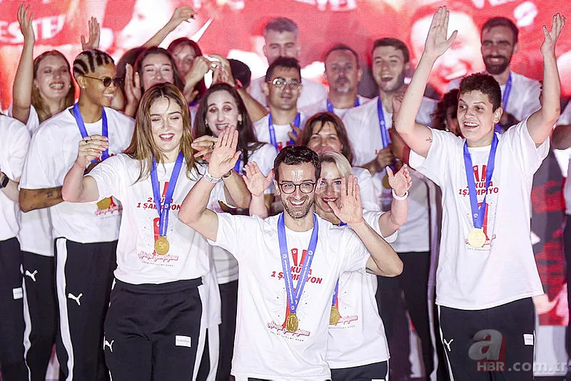 Filenin Sultanları Avrupa zaferini doyasıya kutladı! Melissa Vargas "Malatya bulunmaz eşin" türküsüyle coştu! İşte o anlar... 10