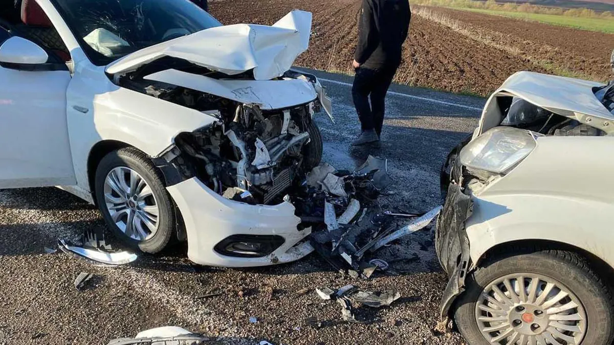 Diyarbakır'da otomobil ile hafif ticari araç çarpıştı: 1 ölü, 2 yaralı