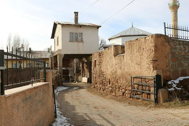 Sivas’ta fıkra gibi olay! Misafir odasının altından yol geçiyor - 3