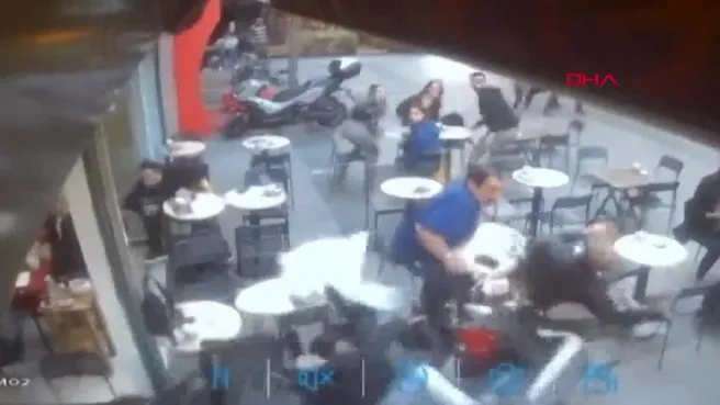 Fatih’te motosiklet kafede oturanların arasına daldı