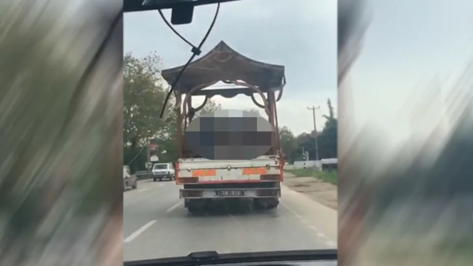 Trafikte ’bu kadarına da pes’ dedirten görüntü! Seyir halindeki kamyonet kasasında...