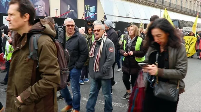 Sarı yeleklilerden 6. yılında protesto! Paris’te Macron istifa sesleri