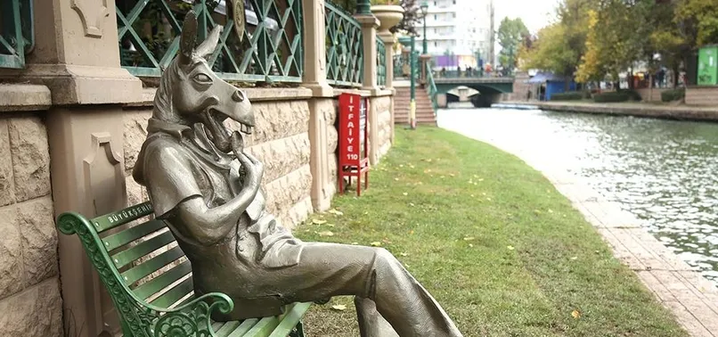 Halka "Çekirdek çitleyen eşek heykel"li gönderme