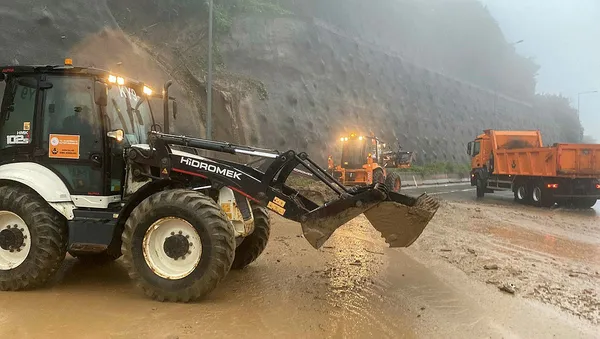TEM Otoyolu’nda heyelan! Ankara - İstanbul yönü trafiğe kapandı | Ulaştırma Bakanı Abdulkadir Uraloğlu: Araçlar için önlem aldık