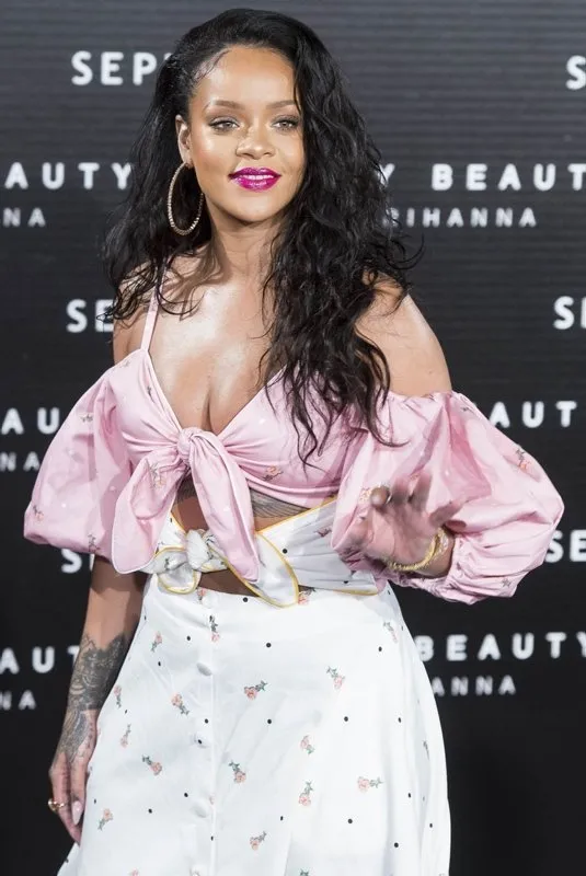 Rihanna çıkardığı ’Fenty Beauty’ markasıyla satış rekorları kırdı