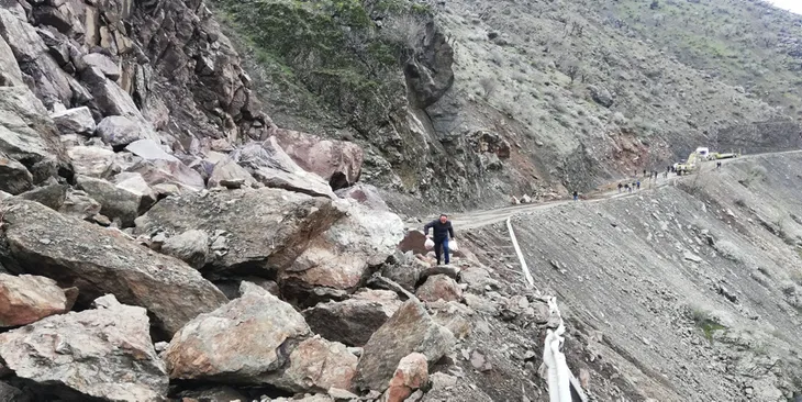 sasonda-heyelan-nedeniyle-25-koy-yolu-kapandi-1585579407168.jpg Sason'da heyelan nedeniyle 25 köy yolu kapandı - 1