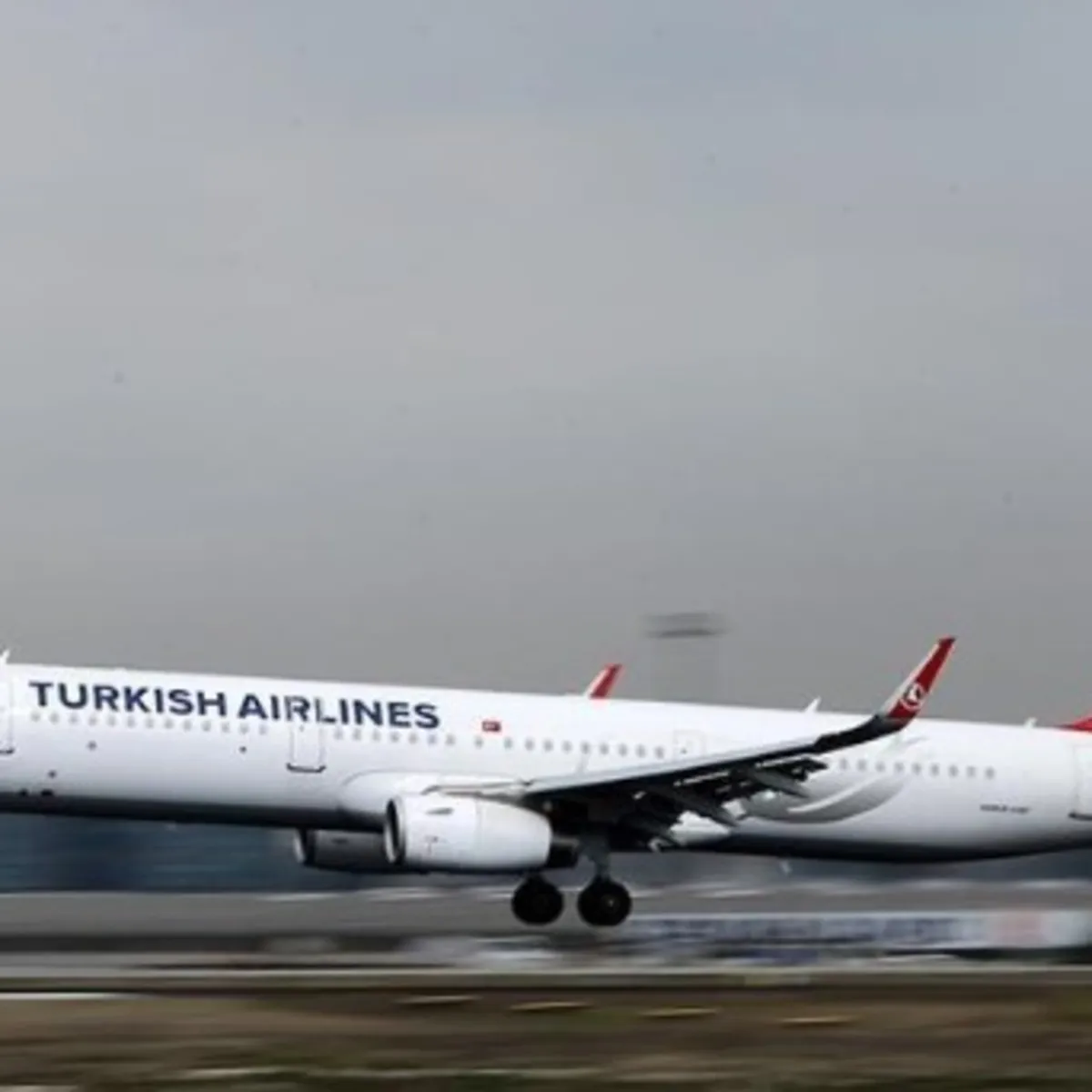 Antalya Havalimanı'nda THY uçağının kanadı anten direğine ça