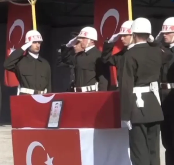 pence-kaplan-sehitlerine-veda-ismail-esmer-ve-mustafa-ozturk-icin-sirnakta-toren-yapildi-1667809356589.jpg Pençe-Kaplan şehitlerine veda! İsmail Esmer ve Mustafa Öztürk için Şırnak'ta tören yapıldı | Son yolculuğuna uğurlandı - 1