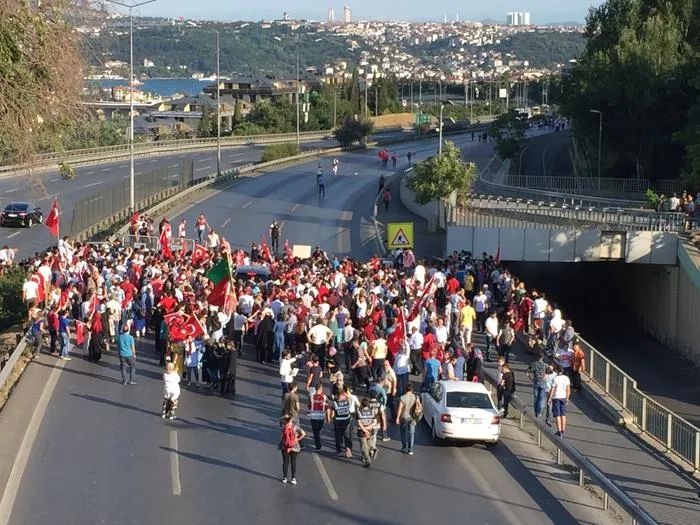 Polis bariyerini aşan yüzlerce kişi 15 Temmuz Şehitler Köprüsü’ne koştu - 1