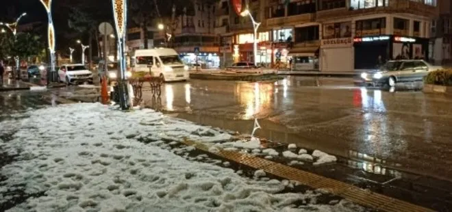 Bitlis'i sağanak ve dolu vurdu: Araçlar hasar gördü