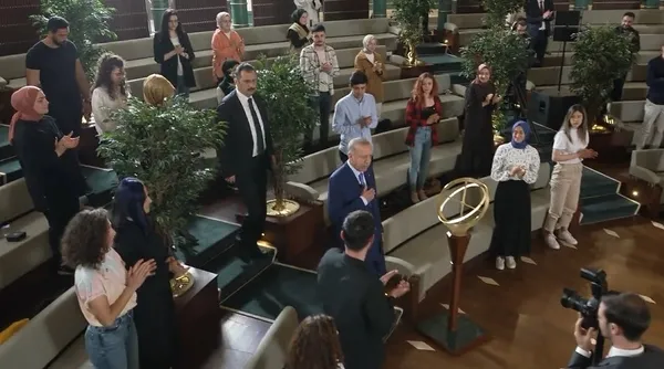 son-dakika-baskan-recep-tayyip-erdogan-millet-kutuphanesinde-genclerle-bulustu-1652912575052.jpg Son dakika: Başkan Recep Tayyip Erdoğan Millet Kütüphanesi'nde gençlerle buluştu - 1