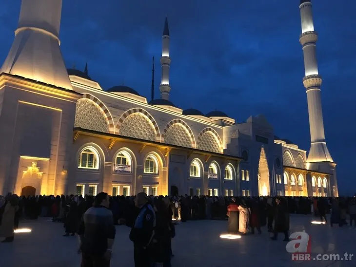 Büyük Çamlıca Camii'nde tarihi kalabalık!