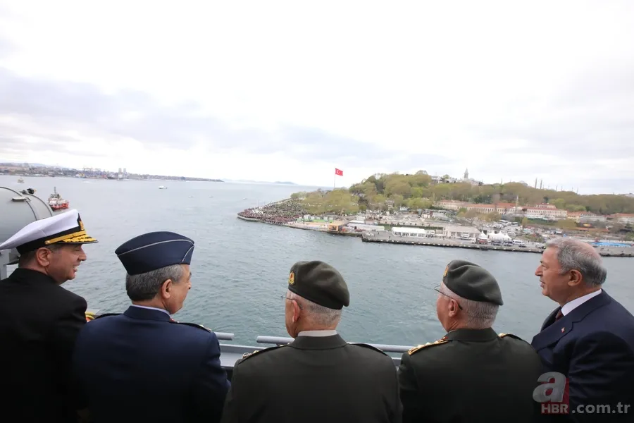 TCG Anadolu demir aldı! Başkan Erdoğan'ı selamladı! Boğaz'da tarihi anlar 18