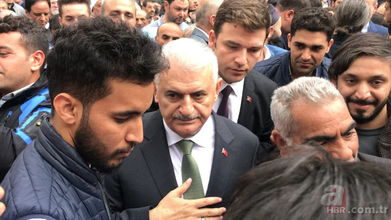 Eyüp'te cuma namazını kılan Binali Yıldırım'a yoğun ilgi 7