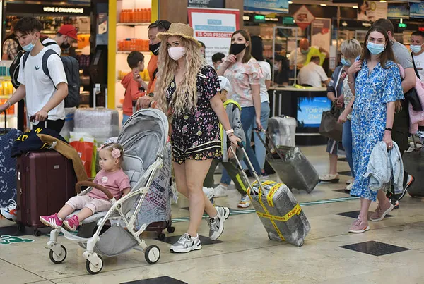 turistler-tercihi-degismedi-guvenli-tatilin-adresi-antalyaya-akin-ettiler-1625647931199.jpg Turistlerin tercihi değişmedi! Güvenli tatilin adresi Antalya'ya akın ettiler - 4
