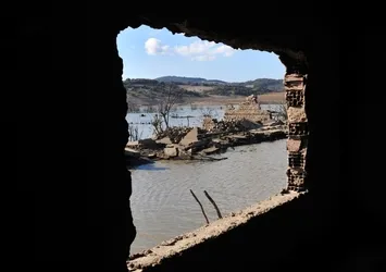 Barajdaki su azalınca köy ortaya çıktı