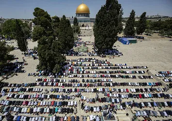 Mescid-i Aksa'da cuma namazı coşkusu! 60 bin kişi katıldı