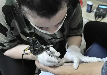 Uzmanı uyardı: "Dövme yaptırayım derken kansere yakalanmayın"