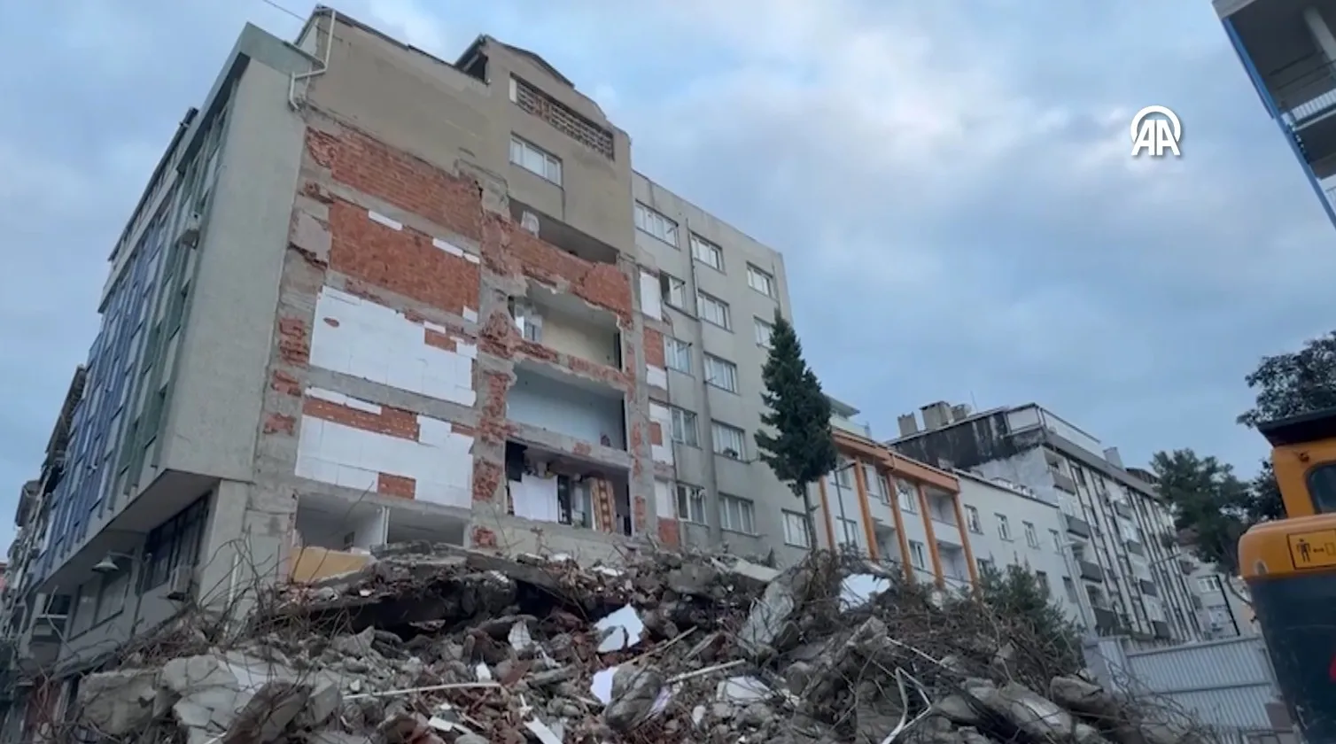 İstanbul'da kentsel dönüşüm yıkımında şoke eden görüntü!