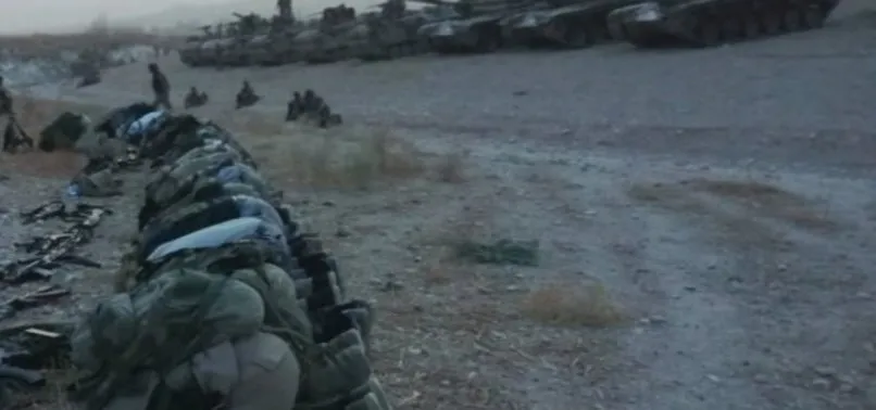 Suriye'de Esad'a operasyon öncesi cemaatle namaz!