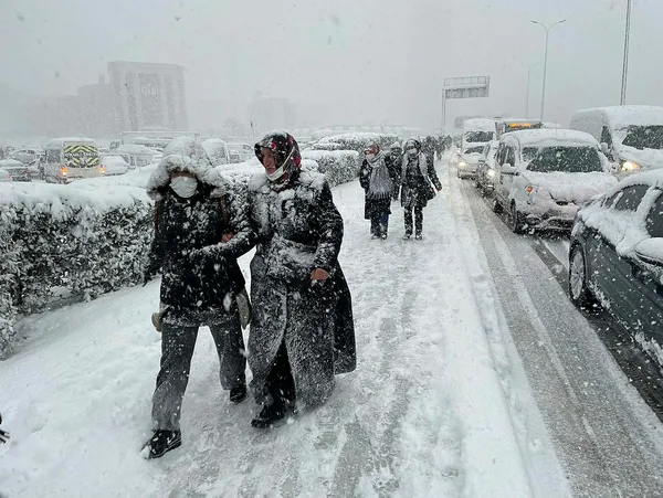 turkiye-kar-altinda-yollar-kapandi-ulasim-aksadi-ekipler-alarma-gecti-1643034315123.jpg Türkiye kar altında! Yollar kapandı ulaşım aksadı! Ekipler alarmda A Haber sahada... - 6
