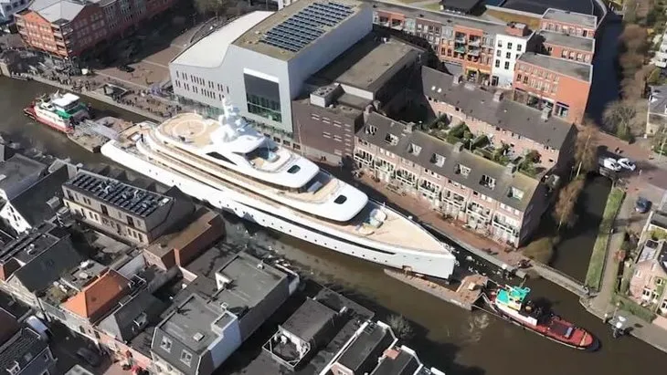 Son dakika | Hollanda’da nefesler tutuldu! 94 metrelik dev yat dar kanaldan böyle geçti
