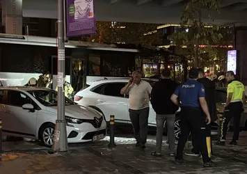 Turistleri taşıyan otobüs alev alev yandı! Park halindeki 3 araca sıçradı
