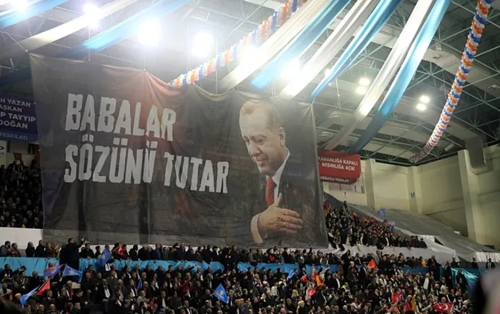 afpden-baskan-erdogana-kartlarini-iyi-oynadi-kiskanilacak-pozisyona-sahip-1734509144565.jpg Ak Parti 8. Olağan İl Kongresi'nde Erzurum'da açılan pankart (DHA)