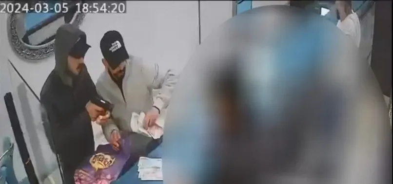 Bağcılar’da döviz satış bürosundaki soygun kamerada
