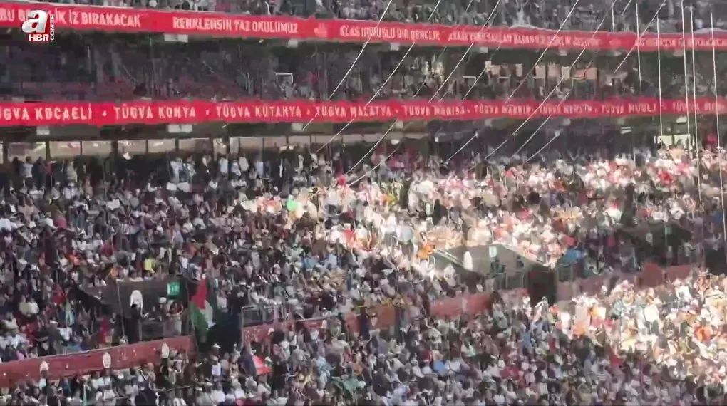 RAMS Park'ta muhteşem atmosfer! TÜGVA Yaz Okulları finalinde binlerce genç buluştu: Salavat sesleri yükseldi