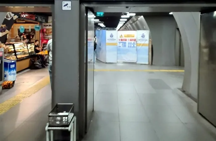 1756877986841.jpeg Bant sever CHP yürüyen bantları söktü! Vatandaş isyanda