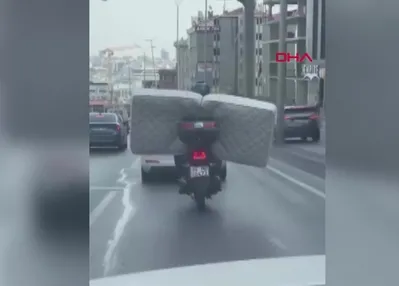 Motosikletle yatak taşıdı