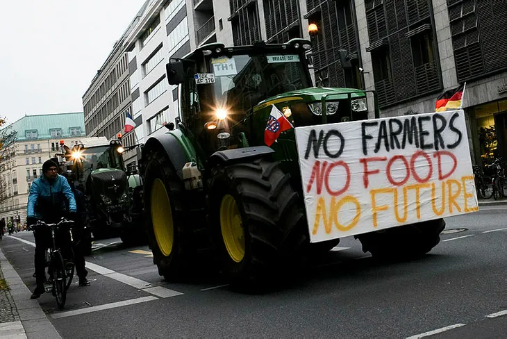 Almanya’da çiftçiler hükümetin tarım politikalarını protesto etti