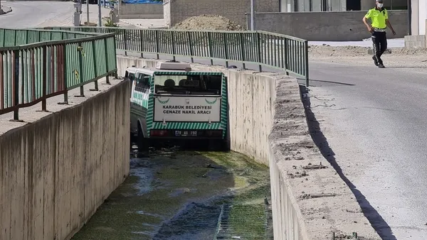 Cenaze aracı su kanalına düştü - 2