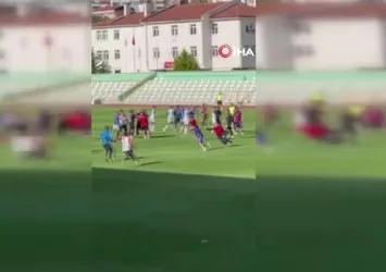 Amasya’da amatör maçta kavga kamerada