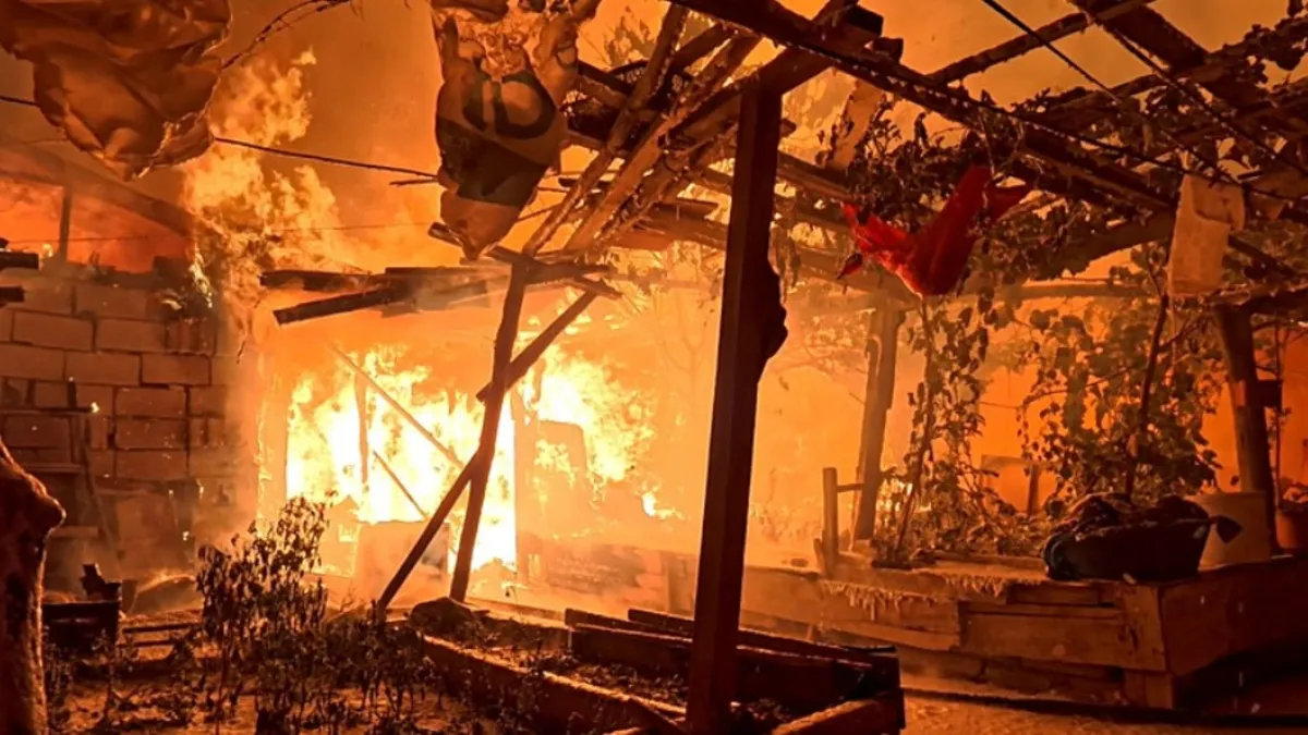 Ekmek yaptıkları sırada yangın çıktı: Yangın müştemilat ve 2 eve sıçradı