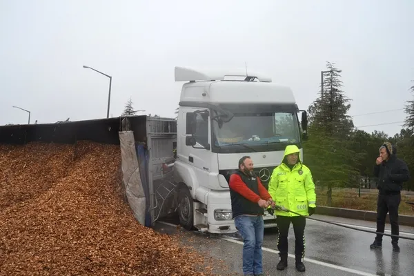 burdurda-trafik-faciasi-tirin-dorsesi-devrildi-cevreyolu-ulasima-kapatildi-1639910065997.jpg Burdur’da trafik faciası! Tırın dorsesi devrildi: Çevreyolu ulaşıma kapatıldı - 1